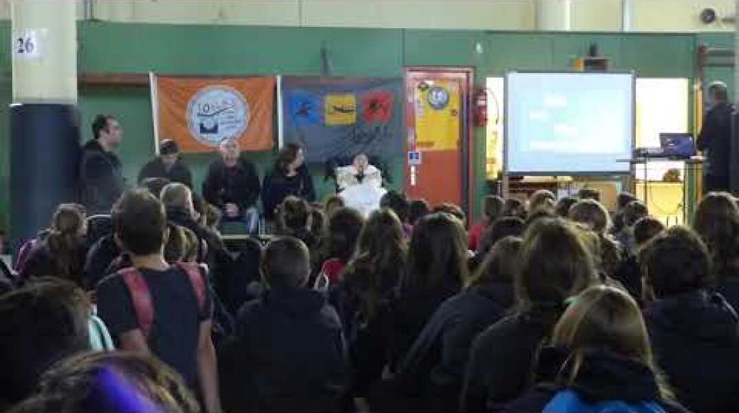 Ionas goes to schooll. Ο Ιωνάς πάει Σχολείο.