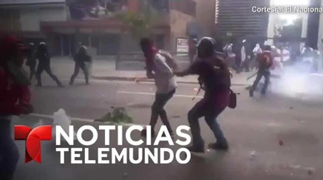 Momento en que una tanqueta atropella a manifestantes en Venezuela | Noticias | Noticias Telemundo