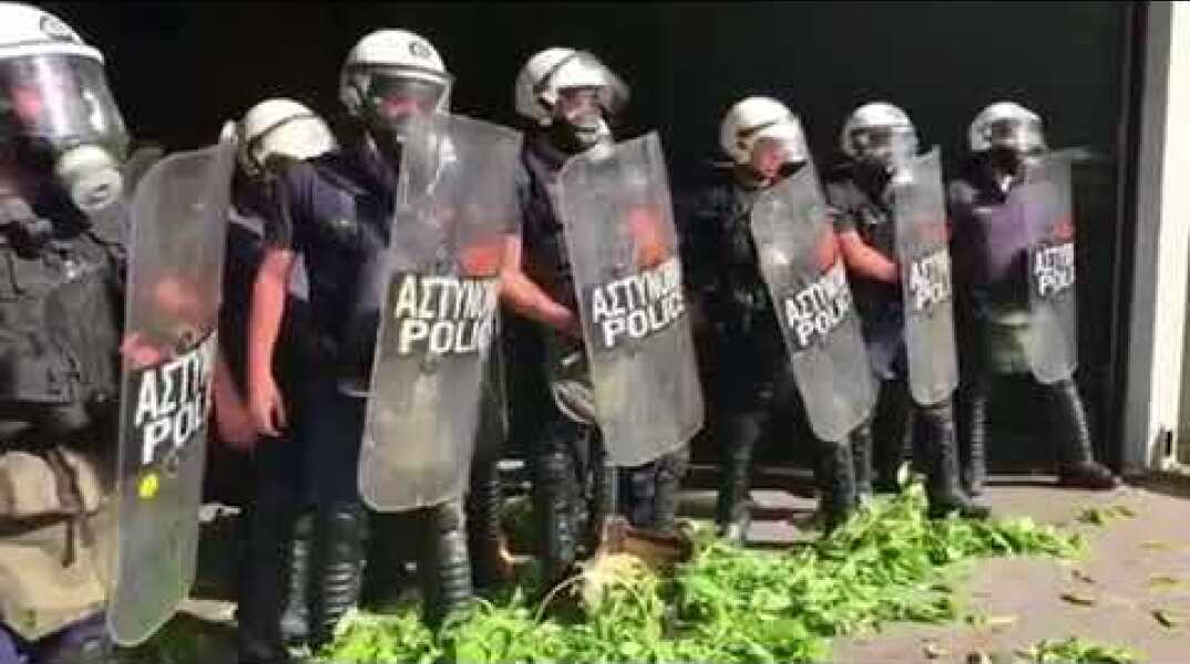 Πέταξαν και βλήτα στους αστυνομικούς