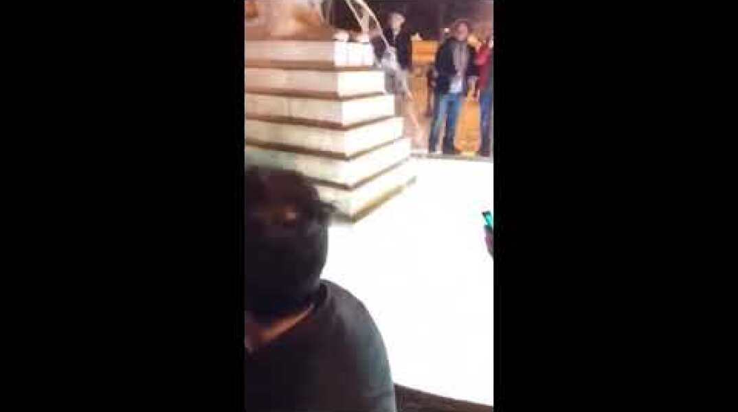 Il bagno di Pallotta nella fontana di Piazza del Popolo dopo Roma-Barcellona 3-0