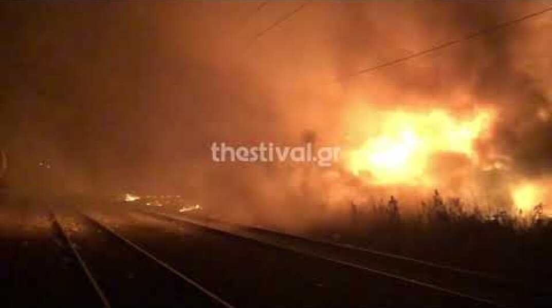 Thestival.gr Φωτιά σε βαγόνια στη Θεσσαλονίκη