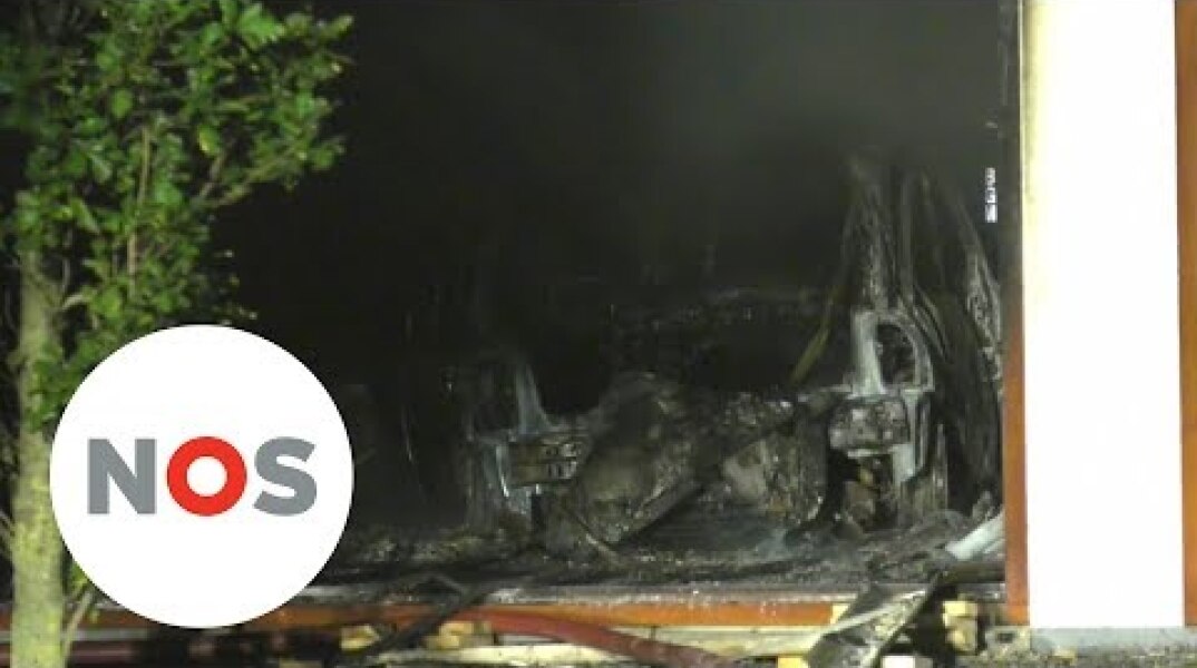 AANSLAG: Auto rijdt met gasflessen gemeentehuis Lingewaard binnen