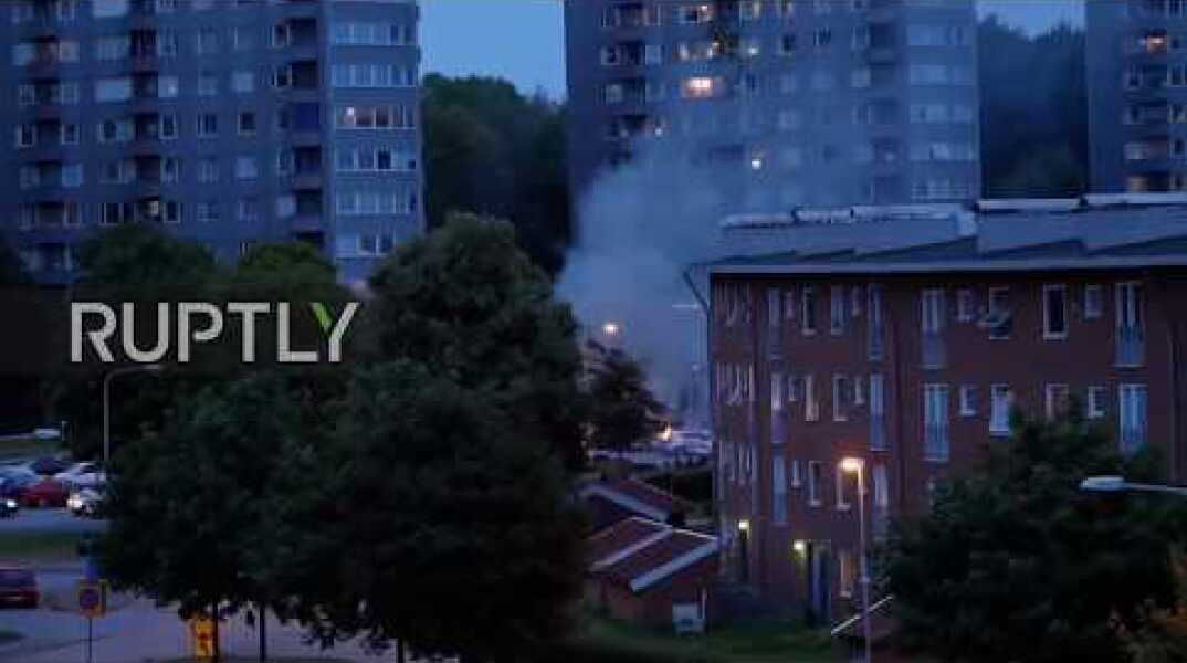 Sweden: 60 cars burn in youth gang arson attacks in Gothenburg