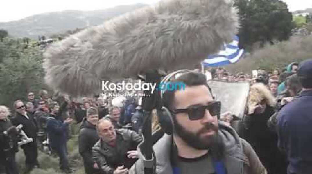 H στιγμή της 'επίθεσης' των ΜΑΤ σε πολίτες