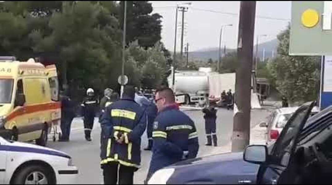 Τροχαίο με εγκλωβισμένους στην Κορωπίου   Μαρκοπούλου Βυτιοφόρο συγκρούστηκε με φορτηγό και ΙΧ