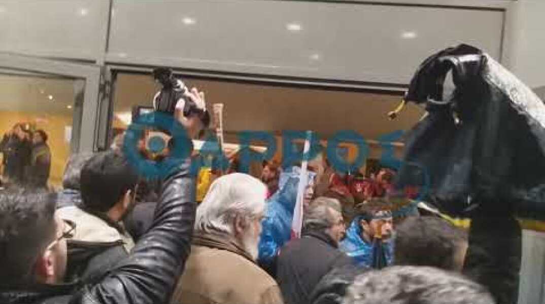 Εισβολή ΠΑΜΕ στο Μέγαρο Χορού Καλαμάτας