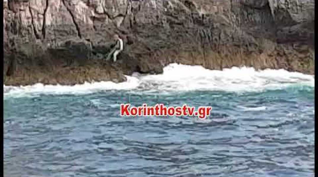 Συγκλονιστικό βίντεο από τη διάσωση Ψαροντουφεκά που εγκλωβίστηκε σε βράχο στην “ΣΤΕΡΝΑΣ” Λουτρακίου
