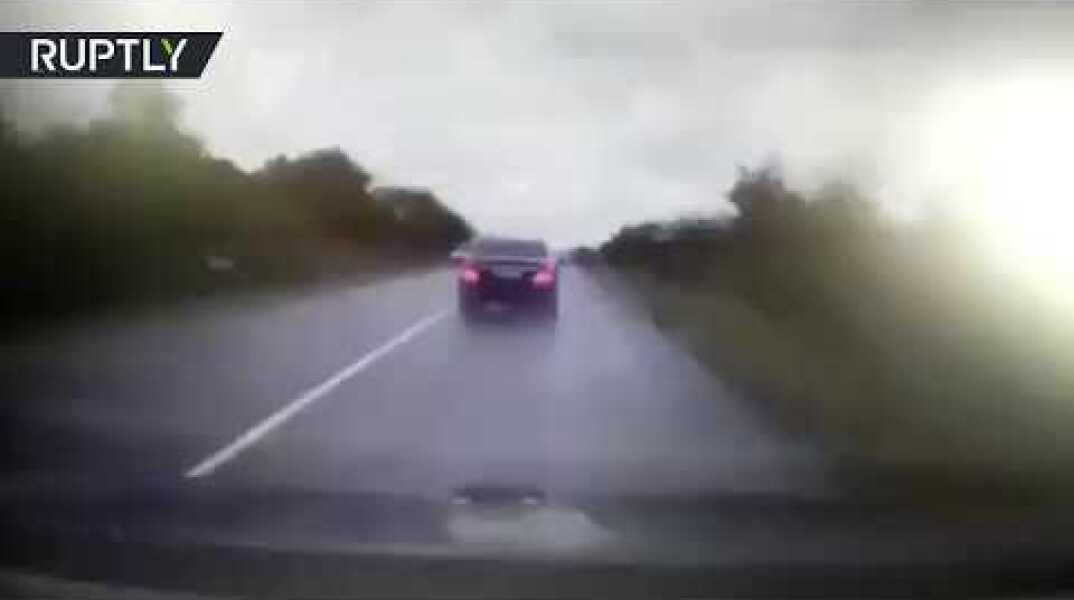 Shocking footage of a truck ploughing into Moldovan President Dodon's motorcade