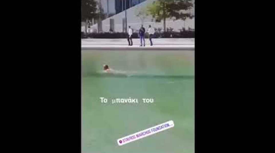 Θεός! Πέταξε τα ρούχα και βούτηξε στο κανάλι του «Νιάρχος»