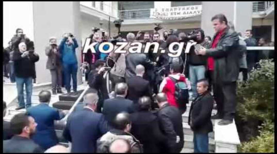 kozan.gr: Εν μέσω συνθημάτων κι αποδοκιμασιών, για τις εξελίξεις με την ΔΕΗ , αφίχθη- ο Σταθακης