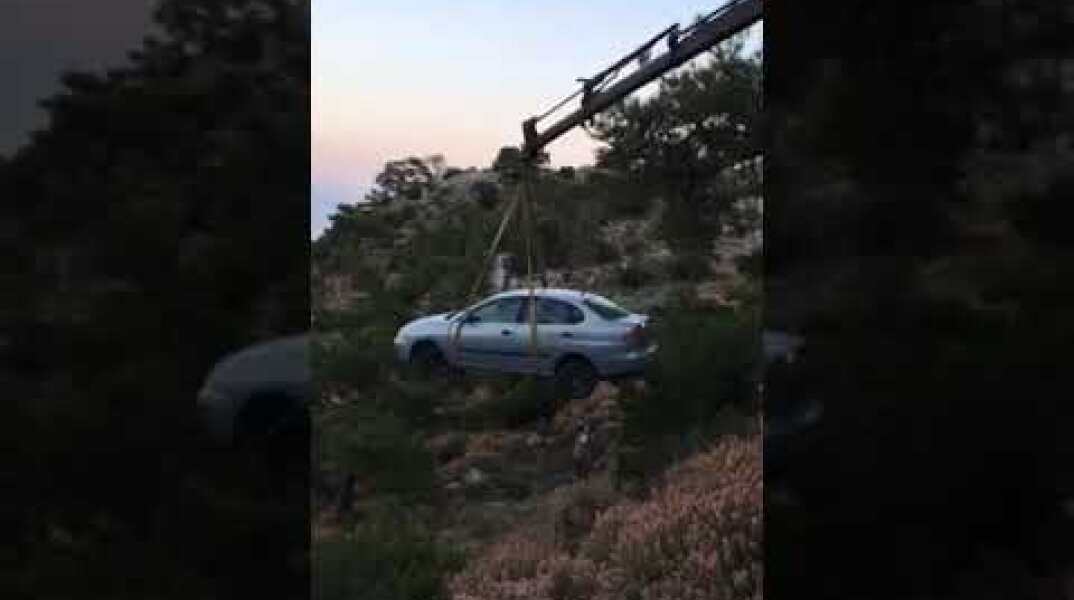 Ανάσυρση οχήματος από γκρεμό σε τροχαίο στην Ανατολή