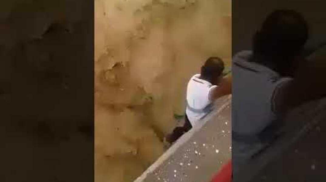 عملية إنقاذ طفل في حادث إنجراف حافلة البحر الميت