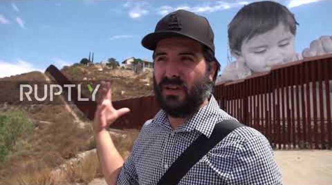 Mexico: Gigantic toddler peeks over Tecate border wall to see the other side