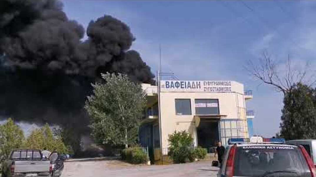 Πυρκαγιά σε συνεργείο στα Διαβατά Θεσσαλονίκης - GRTimes.gr