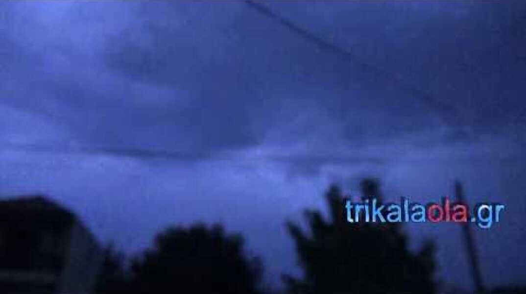 Αστραπές βροντές κεραυνοί καταιγίδα Τρίκαλα βράδυ έγινε η νύχτα μέρα Τρίτη 29-8-2017