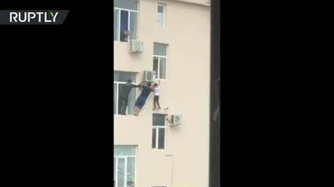 Chechen heroes risk their lives to save 6yo boy from fifth floor
