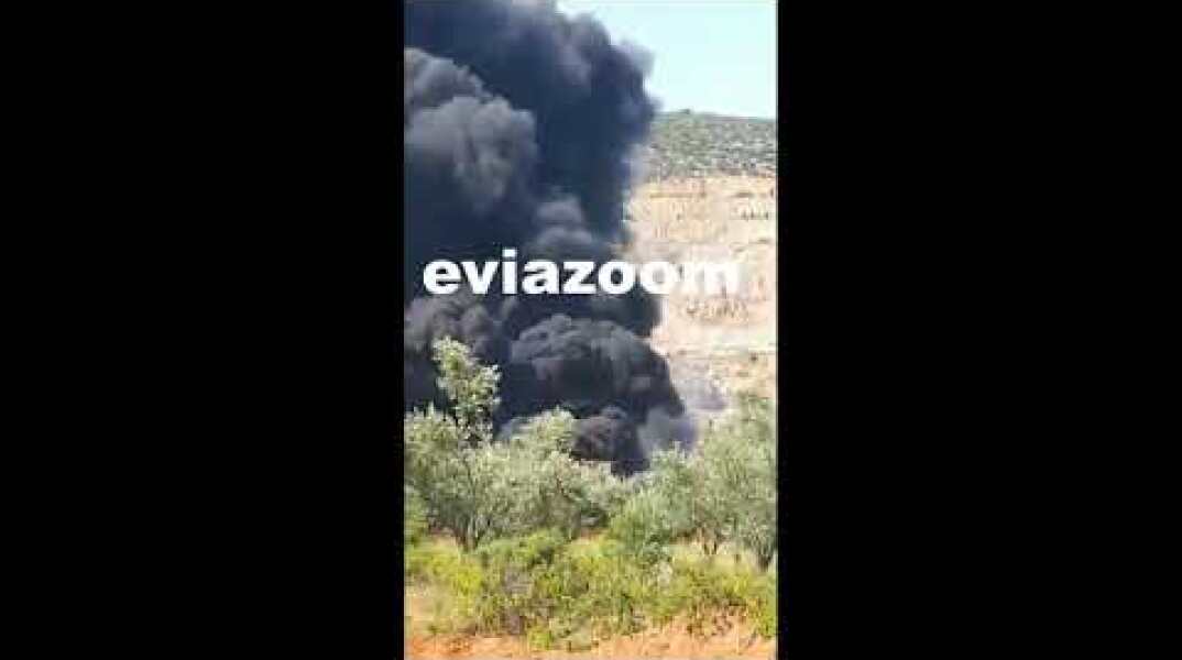 EviaZoom.gr - Βαθύ Αυλίδας: Μεγάλη φωτιά στην επιχείρηση «Γλύκας ΣΚΡΑΠ»