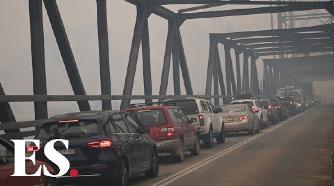 Australia fires: Traffic jam as thousands flee "tourist leave zone"