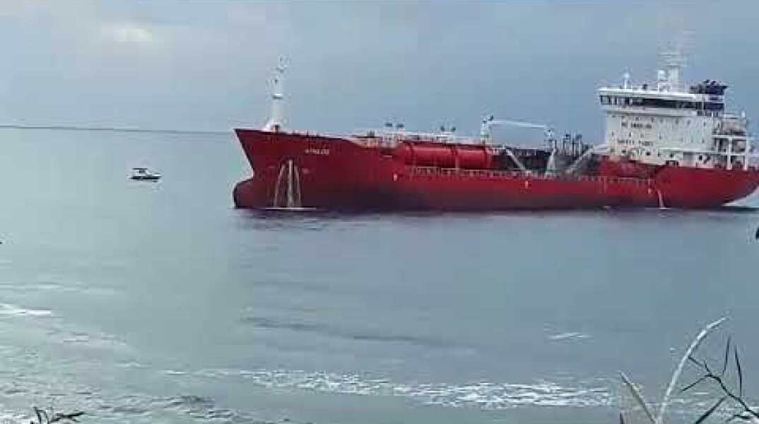 Έκρηξη και φωτιά σε τάνκερ 3