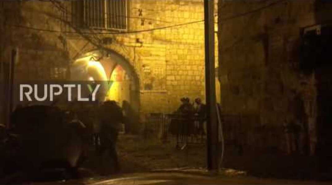 East Jerusalem: Worshippers scatter as police throw stun grenades by Lion’s Gate