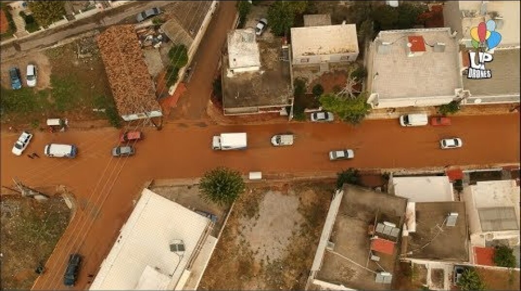 Ο φονικός κόκκινος χείμαρρος που έπνιξε το Θριάσιο Πεδίο από ψηλά.
