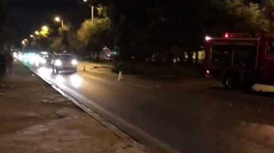 Έπεσαν πεύκο και κολώνα στην παραλιακή από τον δυνατό αέρα