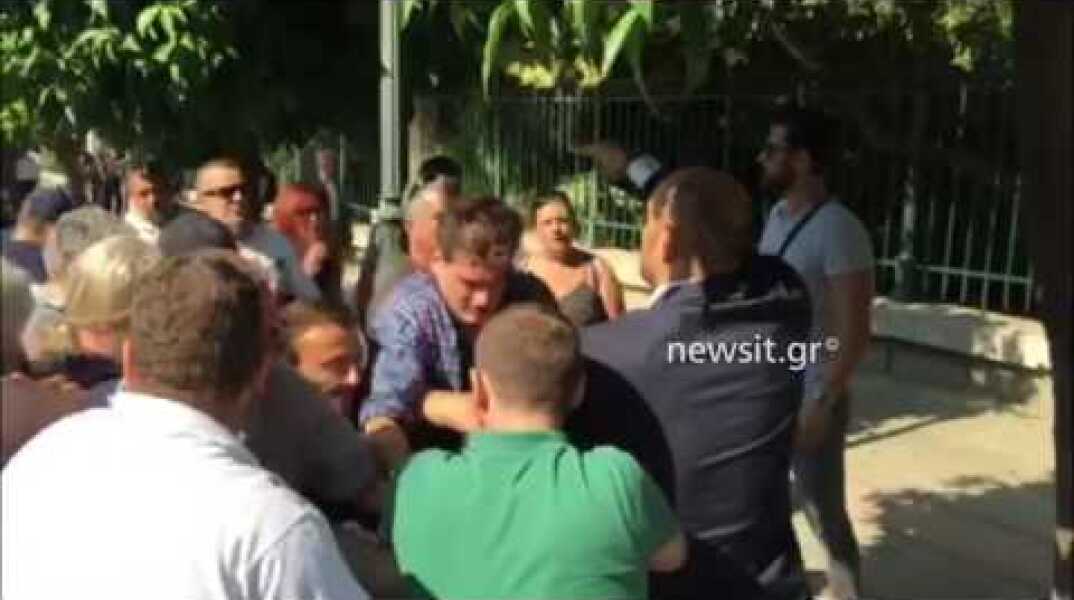 Ένταση στο Μαξίμου για ένα πανό