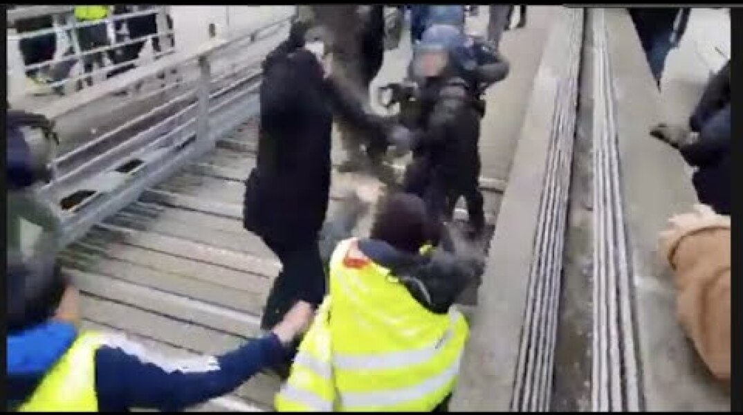 French Yellow vest boxer vs Macron Forces  (5 January 2019)