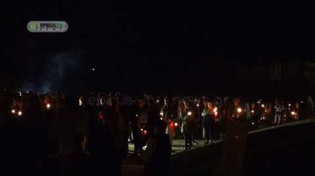 Συγκίνηση Στα Ιωάννινα:Η Περιφορά Του Επιταφίου Σε Νεκροταφείο.