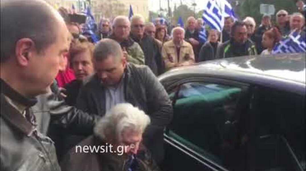 Συλλαλητήριο: Άφιξη Μίκη Θεοδωράκη στο Σύνταγμα