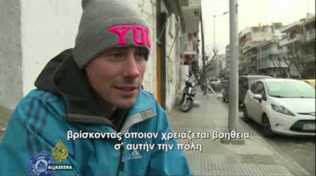 Πρόσφυγες μοιράζουν φαγητό σε άστεγους Έλληνες