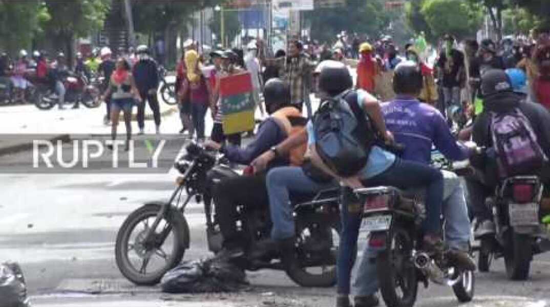 Venezuela: Clashes continue in Caracas on second day of opposition-called national strike