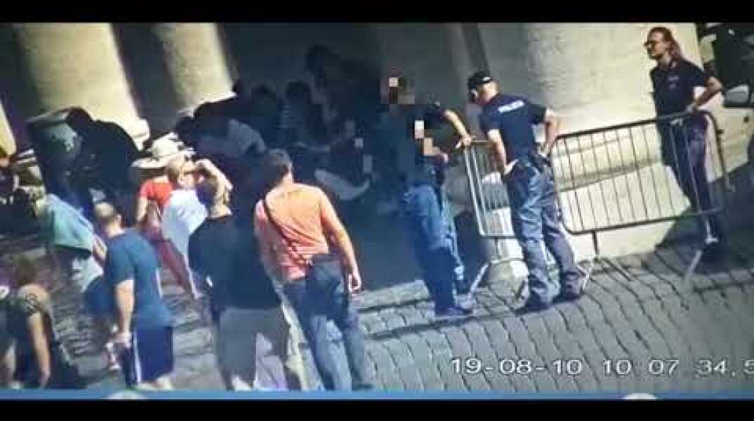 Squilibrato tenta di darsi fuoco a San Pietro urlando Allah Akbar