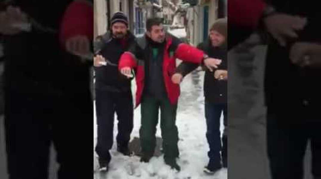 Με τις αλατιέρες στα χίονια (Πέτρα) - Eφημερίδα Εμπρός Μυτιλήνης