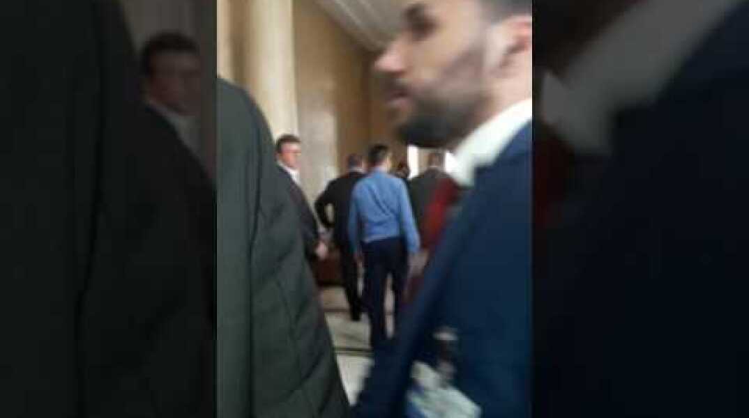 Βίντεο: Ο Κασιδιάρης βγαίνει βρίζοντας από την Ολομέλεια μετά την επίθεση σε Δένδια