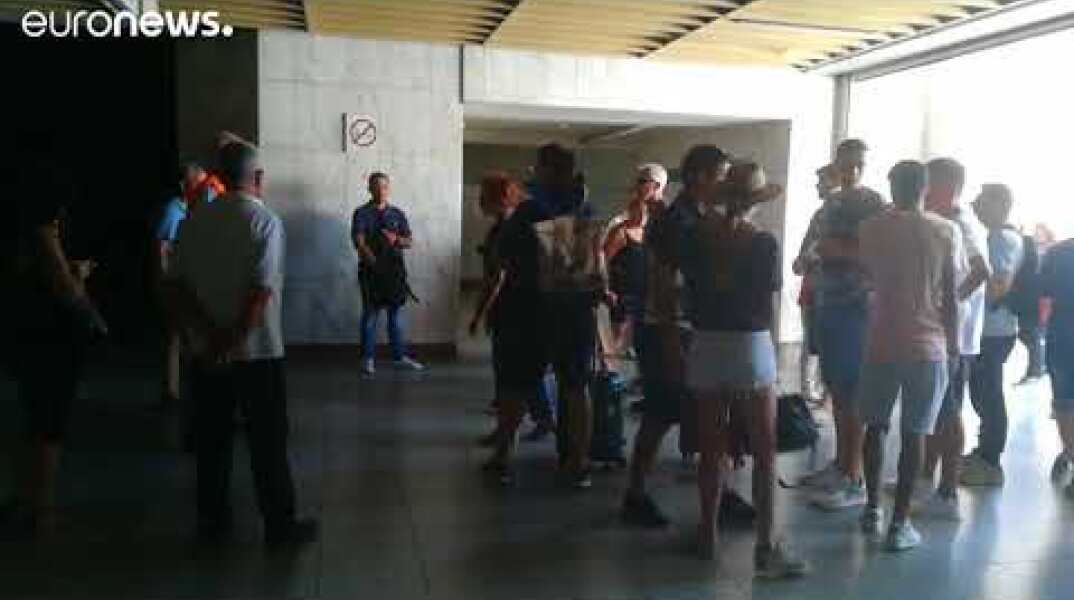 BLACKOUT στην Αττική: Στο σκοτάδι το Μετρό του Συντάγματος.