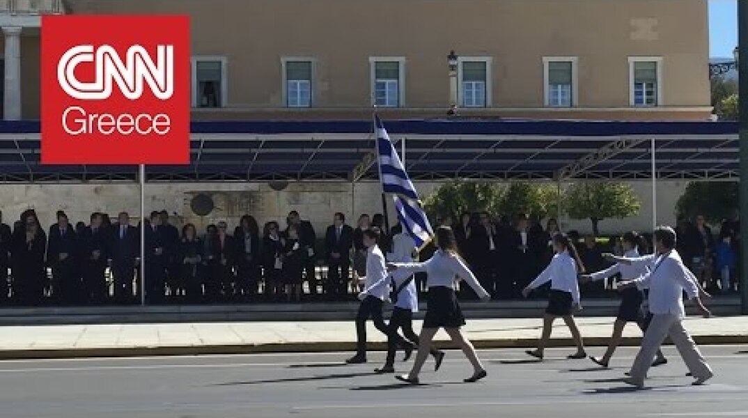 25η Μαρτίου: Η σημαιοφόρος με την μαντίλα που ξεχώρισε