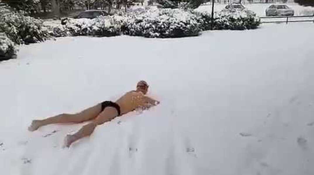 ONLARISSA.GR - Κολύμβηση στο χιόνι!