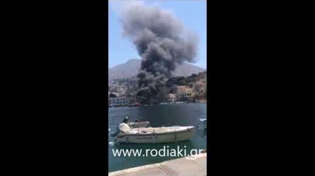 Φωτιά σε ταχύπλοο στο λιμάνι της Σύμης (2)