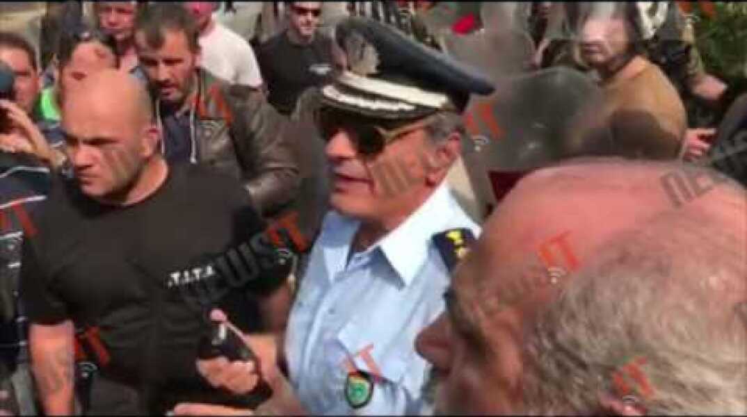 Κρέμασαν πανό στο μέγαρο Μαξίμου