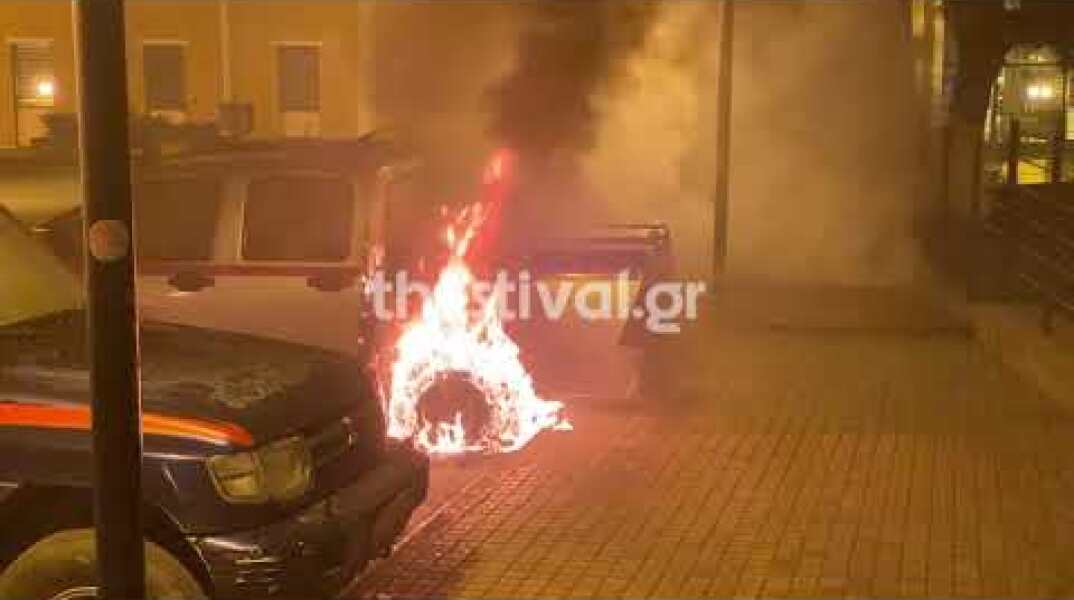 Thestival.gr Εμπρηστική επίθεση σε τρία ΙΧ της 16ης Εφορείας Αρχαιοτήτων