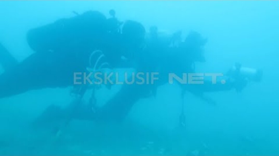 Kisah Tim NET.  Menyelam Mencari Badan Pesawat