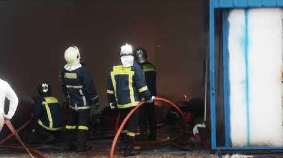 Πυρκαγιά σε αποθήκη στη Σίνδο - GRTimes.gr