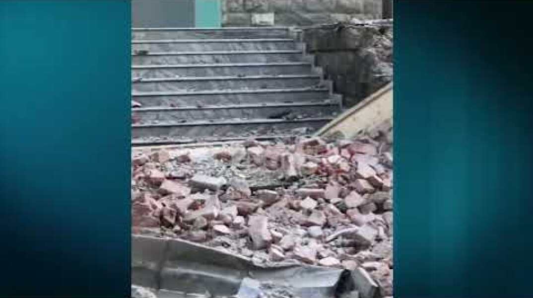 Report Tv - Shembet muri anësor te 'Gjeologjiku', dy makina bëhen shoshë