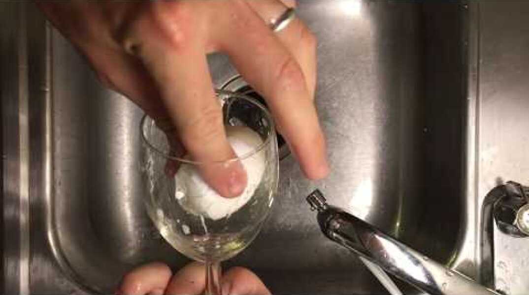 Can you peel a boiled egg in a wine glass?