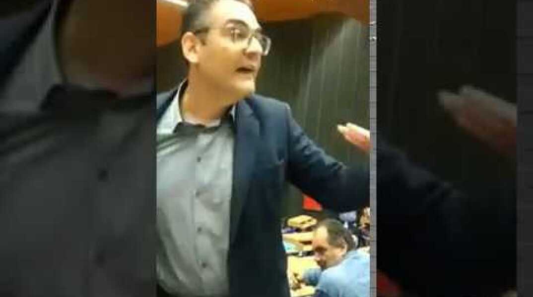 Άγρια επίθεση του Γ. Πρωτούλη (ΚΚΕ) στον Θάνο Τζήμερο στην Περιφέρεια Αττικής