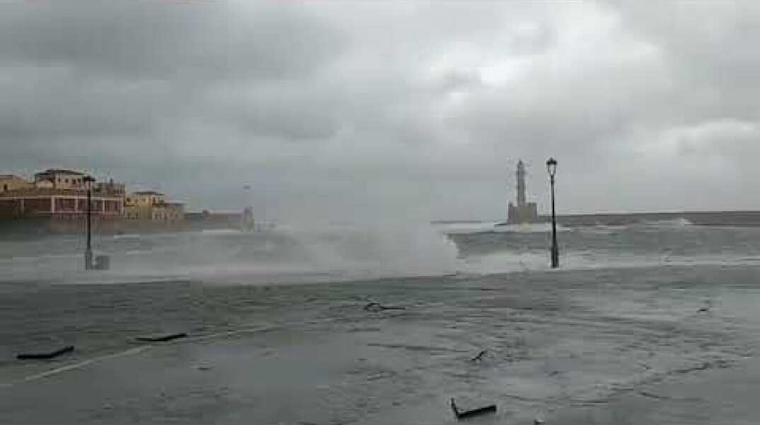 Κύματα στο Ενετικό Λιμάνι των Χανίων