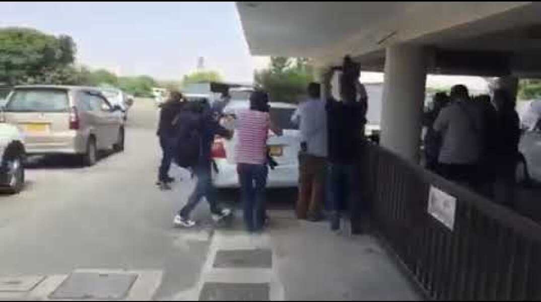 Περικύκλωσαν την Βρετανίδα σε Δικ/ριο-Με καλυμμένο το πρόσωπο η 19χρονη