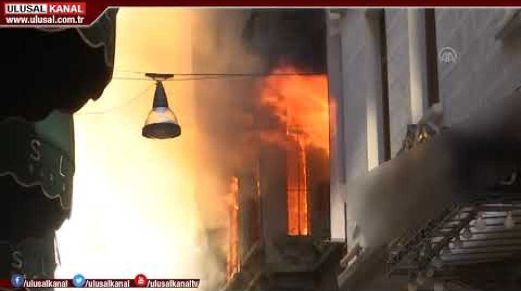 Beyoğlu'nda 5 katlı tarihi binada çıkan yangın çıktı