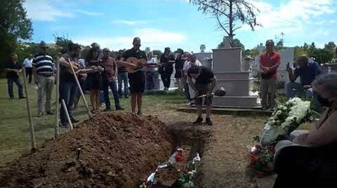 Κηδεία ΑΓΑΘΩΝΑ με ΡΕΜΠΈΤΙΚΑ